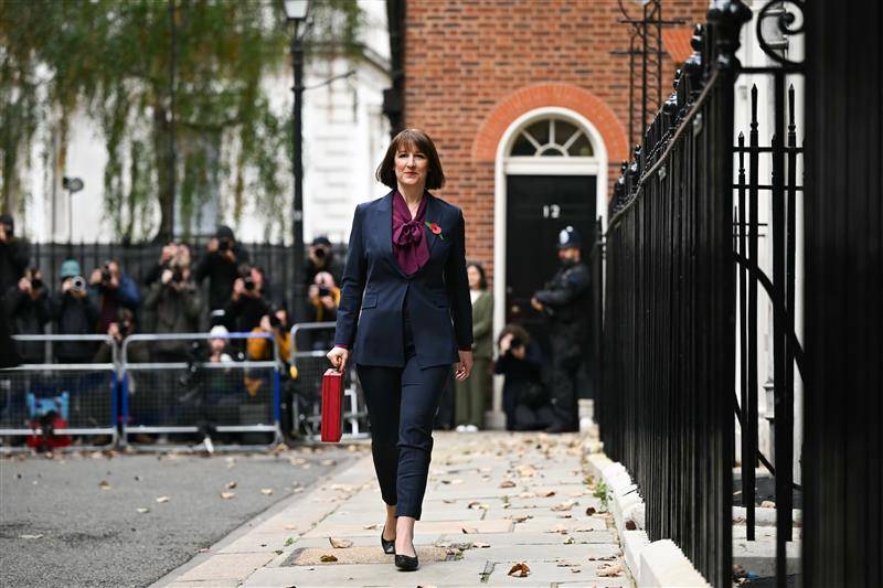 Rachel Reeves walks past 11 Downing Street with the red box in hand for the Autumn Statement