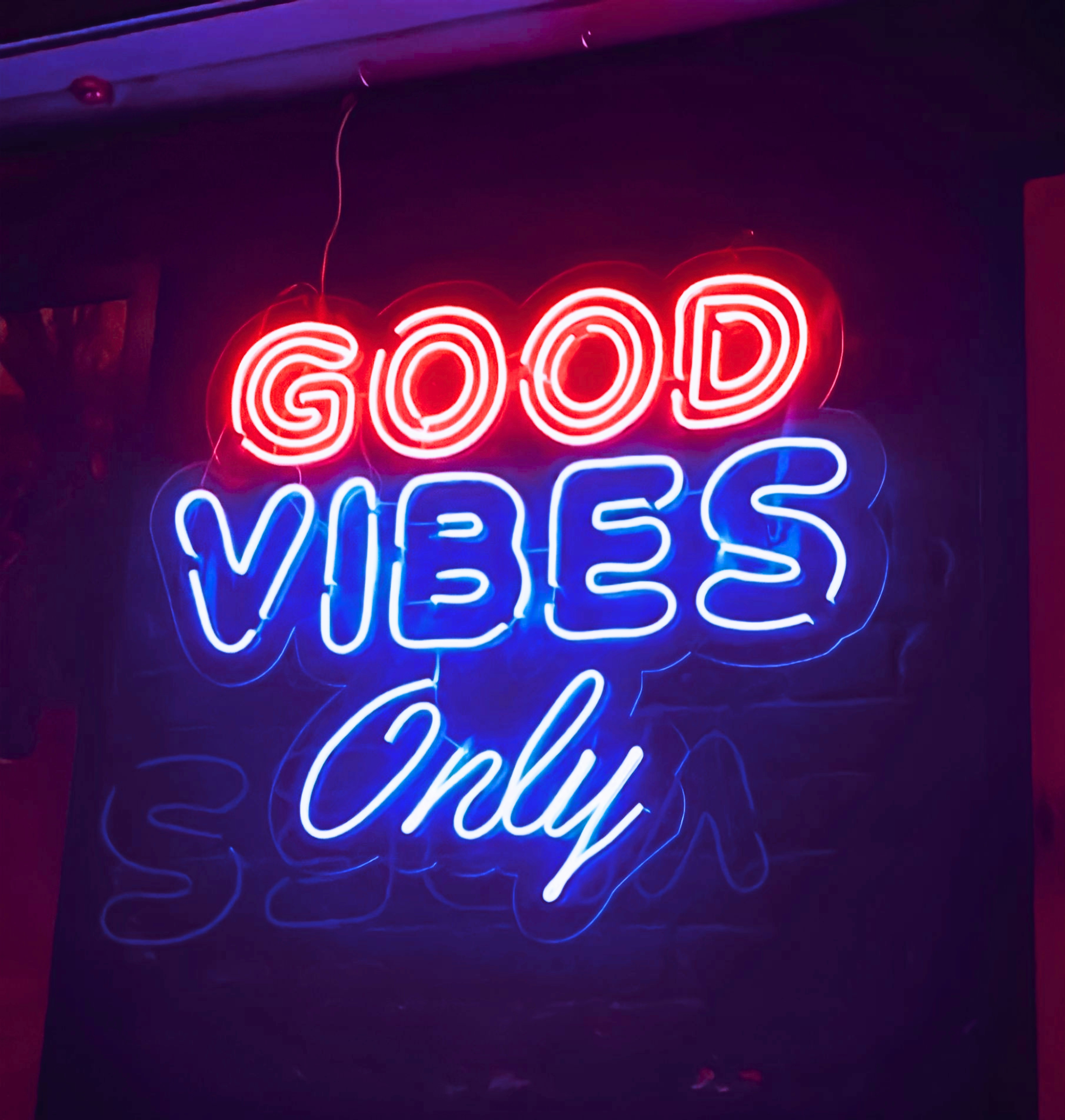 Picture of light up neon sign saying 'good vibes only'