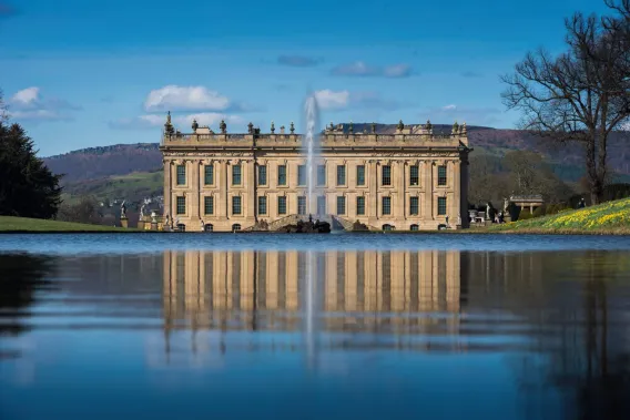 Looking at the front of Chatsworth House and the fountain in its lake