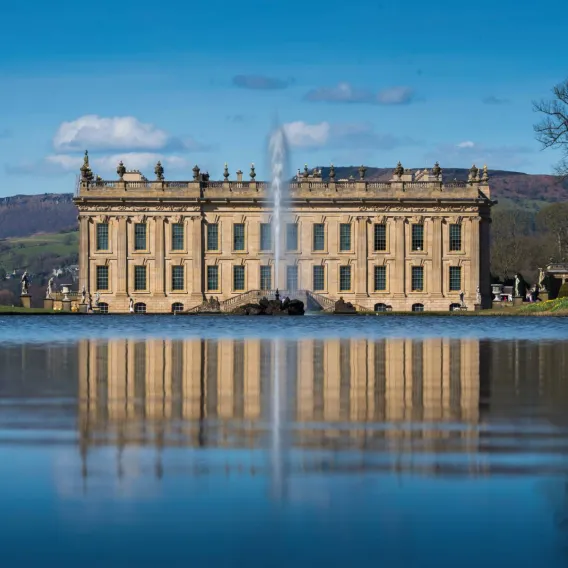 Looking at the front of Chatsworth House and the fountain in its lake