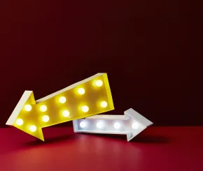 Two arrows lit up pointing in opposite directions