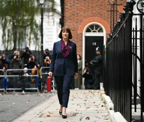 Rachel_Reeves_Walking.jpg