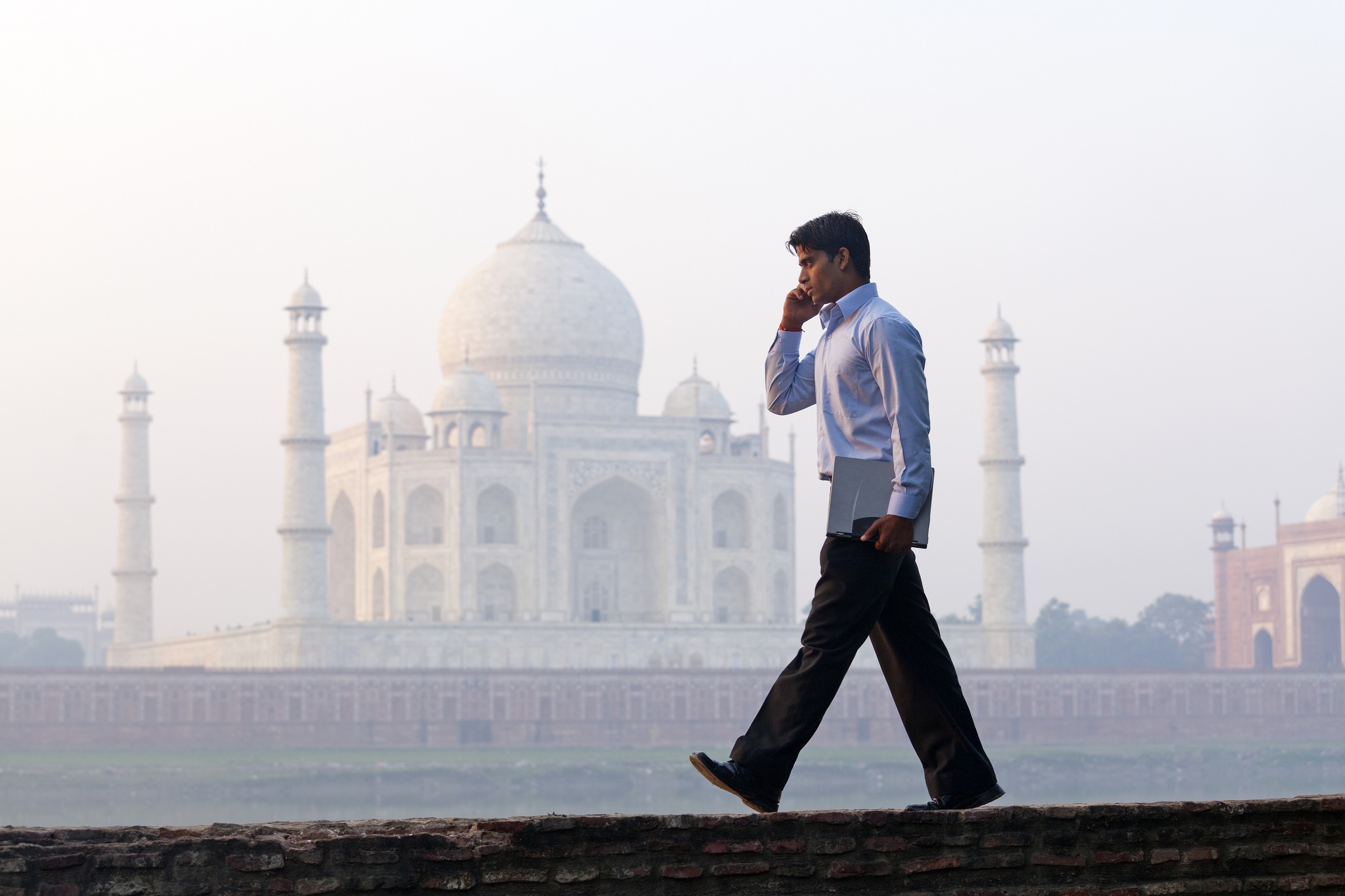 businessman_taj_mahal.jpg