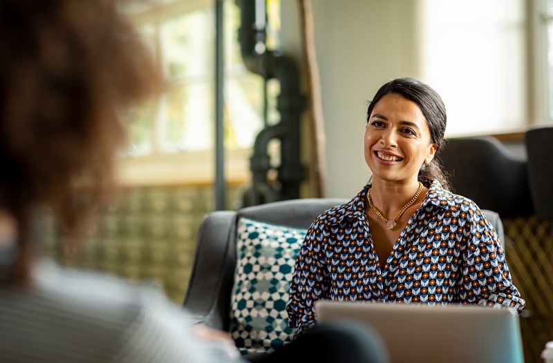 2 women in a meeting